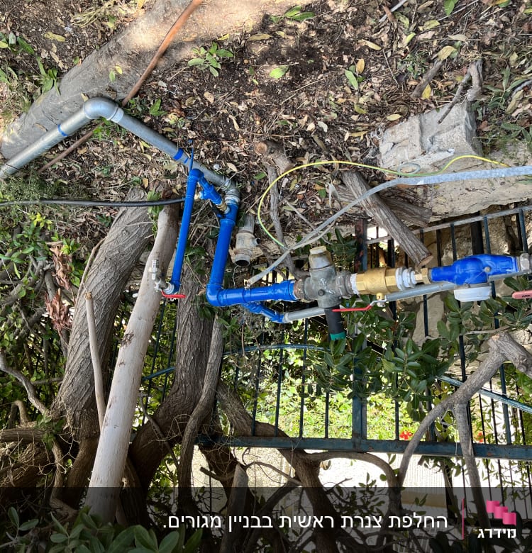 צינורות מים עם ברזים ומחברים בגינה